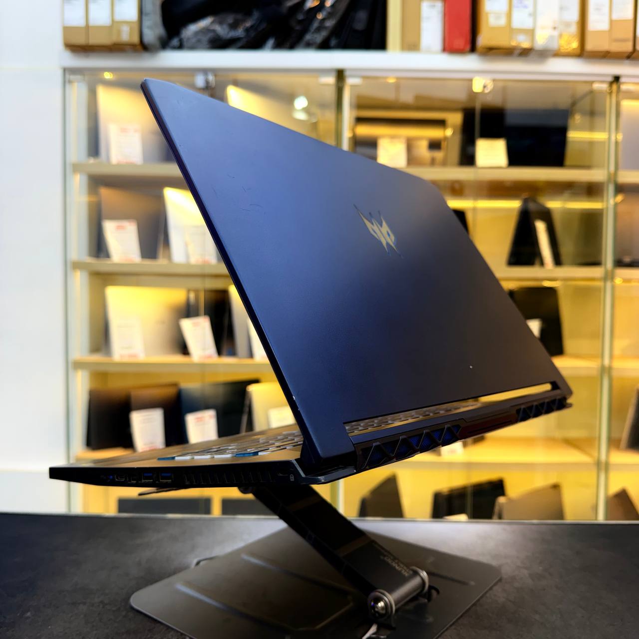 ACER ACER PREDATOR TRITON 500 INTEL CORE I7 10750H 16GB 512GB SSD NVIDIA RTX 2070 SUPER 8GBVRAM 16'' FHD 300Hz - LAPTOP GAMER vue 8