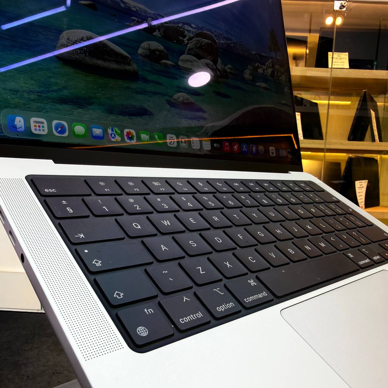 APPLE  MACBOOK PRO M3 PRO APPLE M3 PRO CHIP 36GB 1000GB SSD 14'' SUPER RETINA XDR CYCLE 37 - LAPTOP vue 4