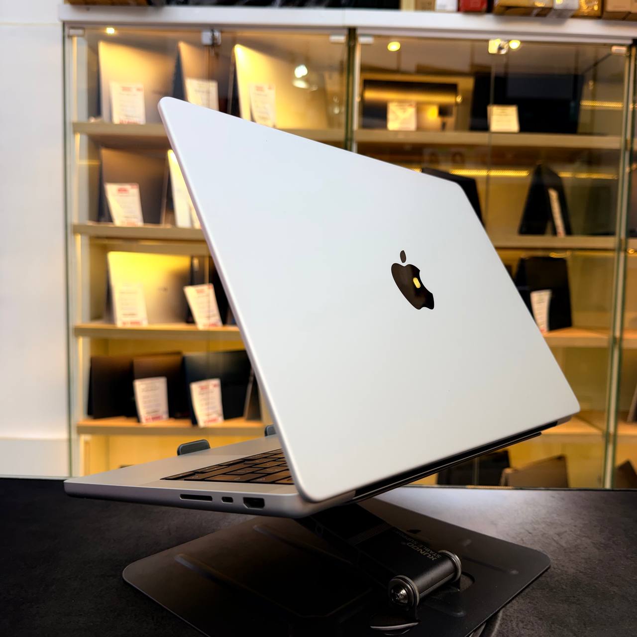 APPLE  MACBOOK PRO M3 PRO APPLE M3 PRO CHIP 36GB 1000GB SSD 14'' SUPER RETINA XDR CYCLE 37 - LAPTOP vue 5