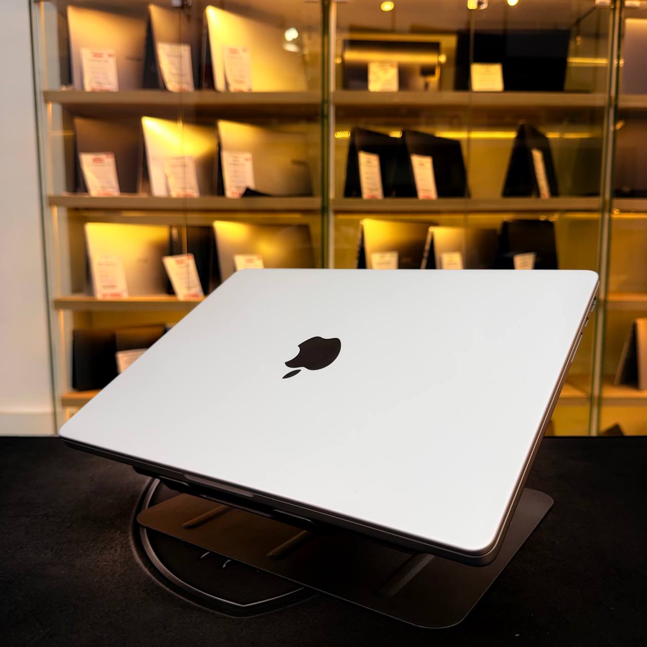 APPLE  MACBOOK PRO M3 PRO APPLE M3 PRO CHIP 36GB 1000GB SSD 14'' SUPER RETINA XDR CYCLE 37 - LAPTOP vue 7