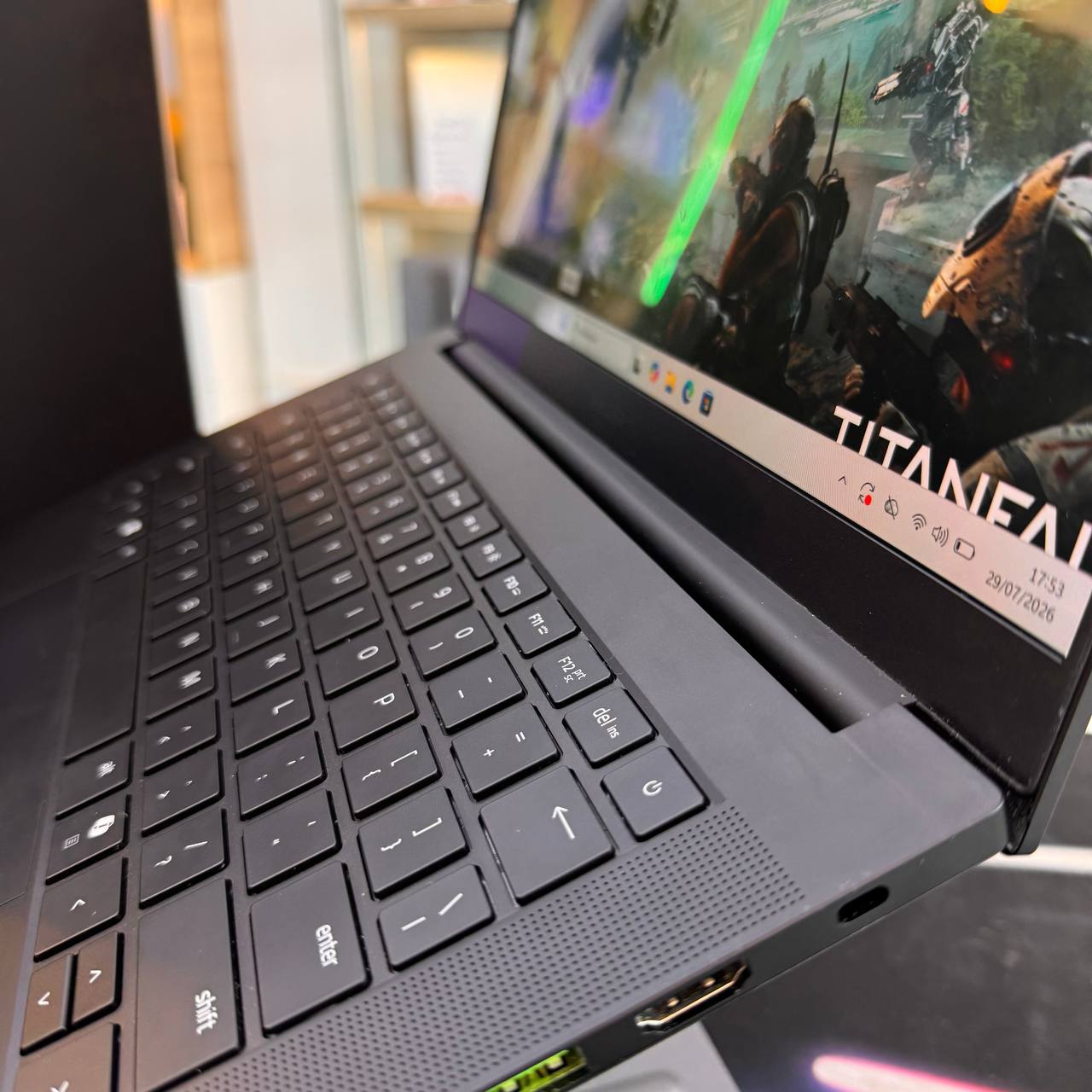 RAZEER RAZER BLADE 14 AMD RYZEN AI 9 365W 32GB 1000 GB SSD RTX 5070 8GBVRAM 14'' 2K 120Hz - LAPTOP GAMER vue 4