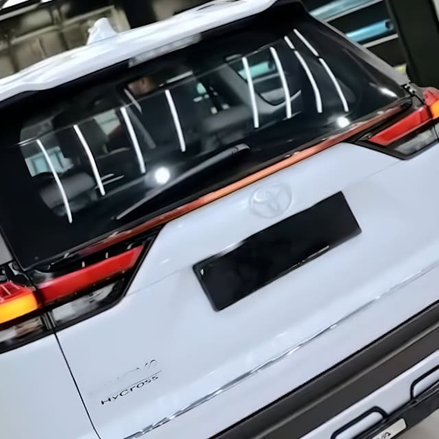Center spoiler garnish for Toyota Hycross