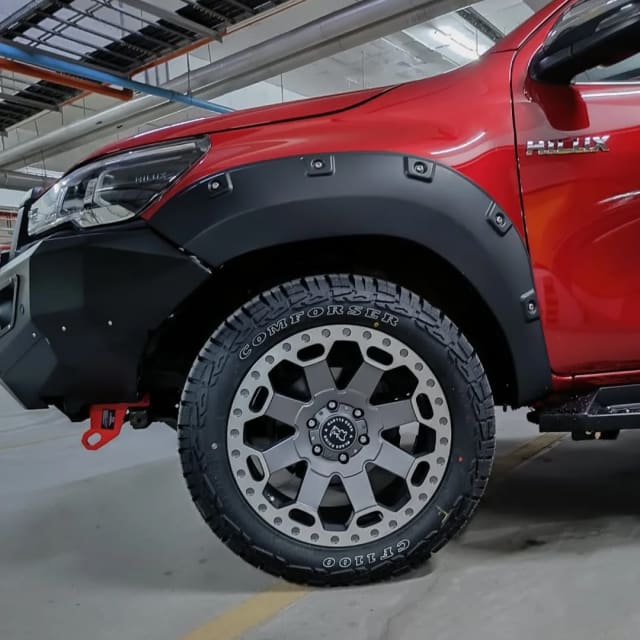 Toyota Hilux - Fender Flares Rivit