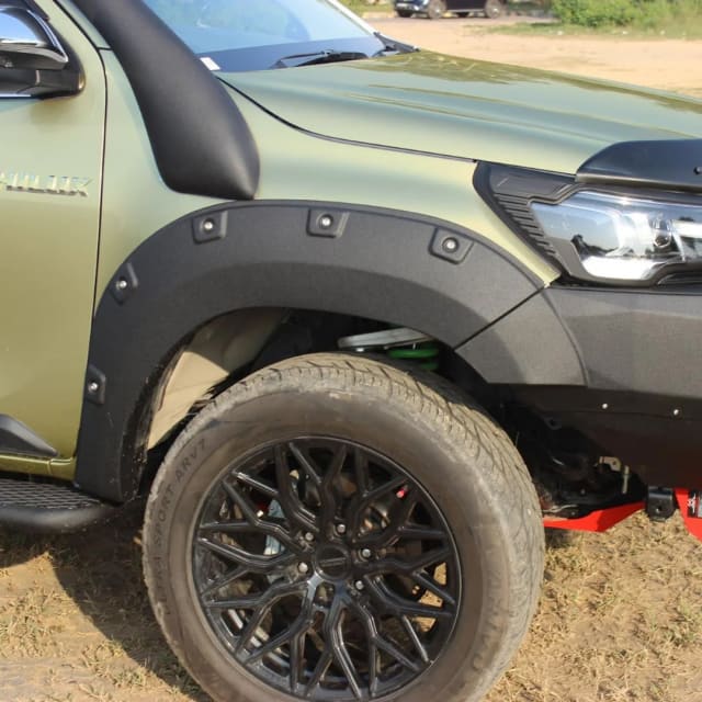 Toyota Hilux - Fender Flares Rivit