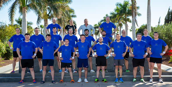 Bild: Die 16 Teilnehmer unter der Sonne von Fuerteventura. (©Fabig)