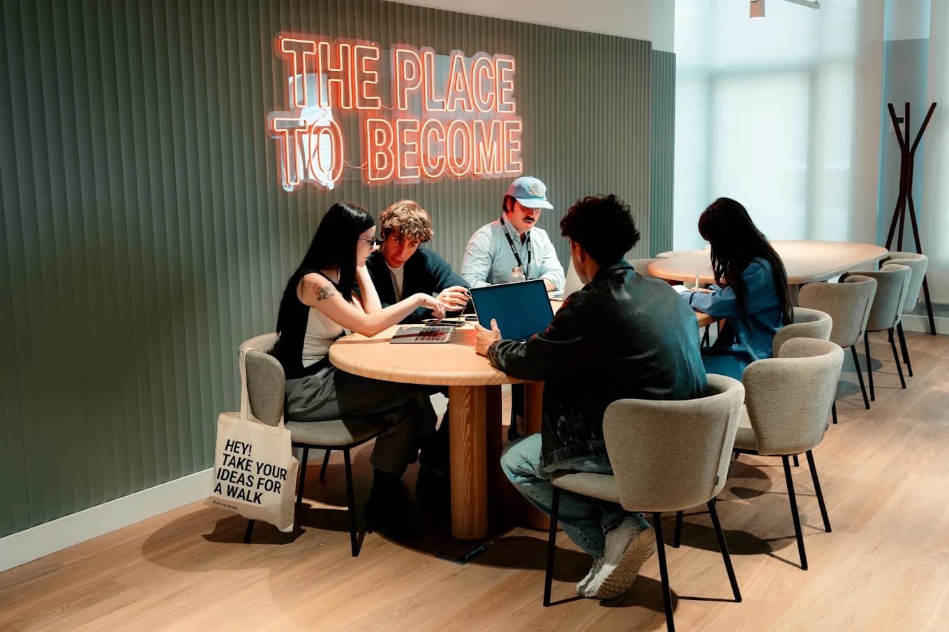 Sala de reuniones en el coworking de Príncipe de Vergara, Chamartín, Madrid