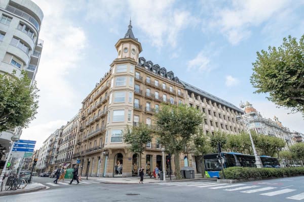 Fachada del edificio en la Avenida de la Libertad, San Sebastián