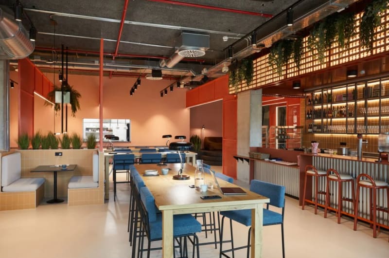 Zona de trabajo abierta en el coworking de Sant Martí, Barcelona