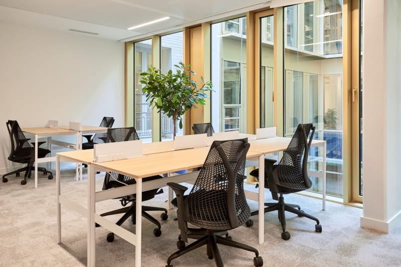 Interior del espacio de coworking en Bayard, Paris