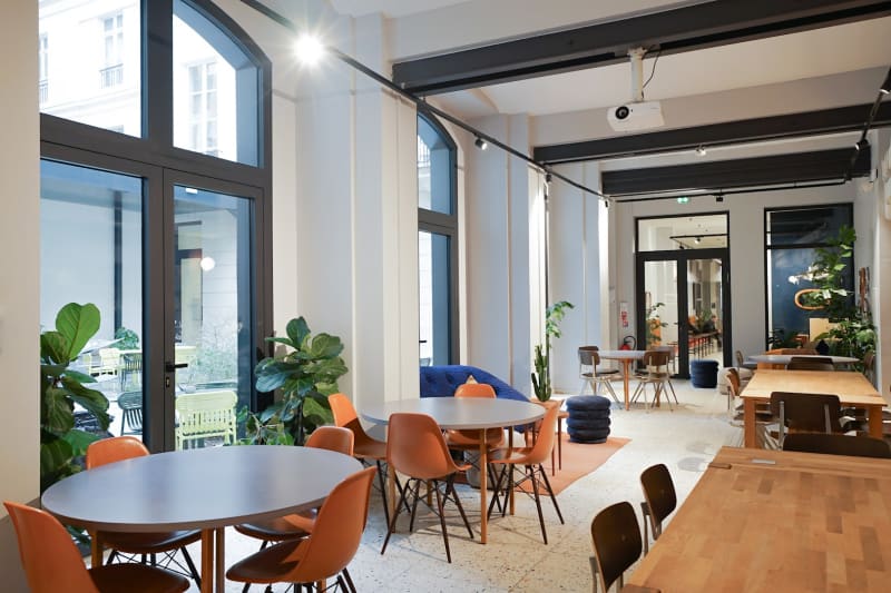 Sala de reuniones en el coworking de Petites Ecuries, Paris