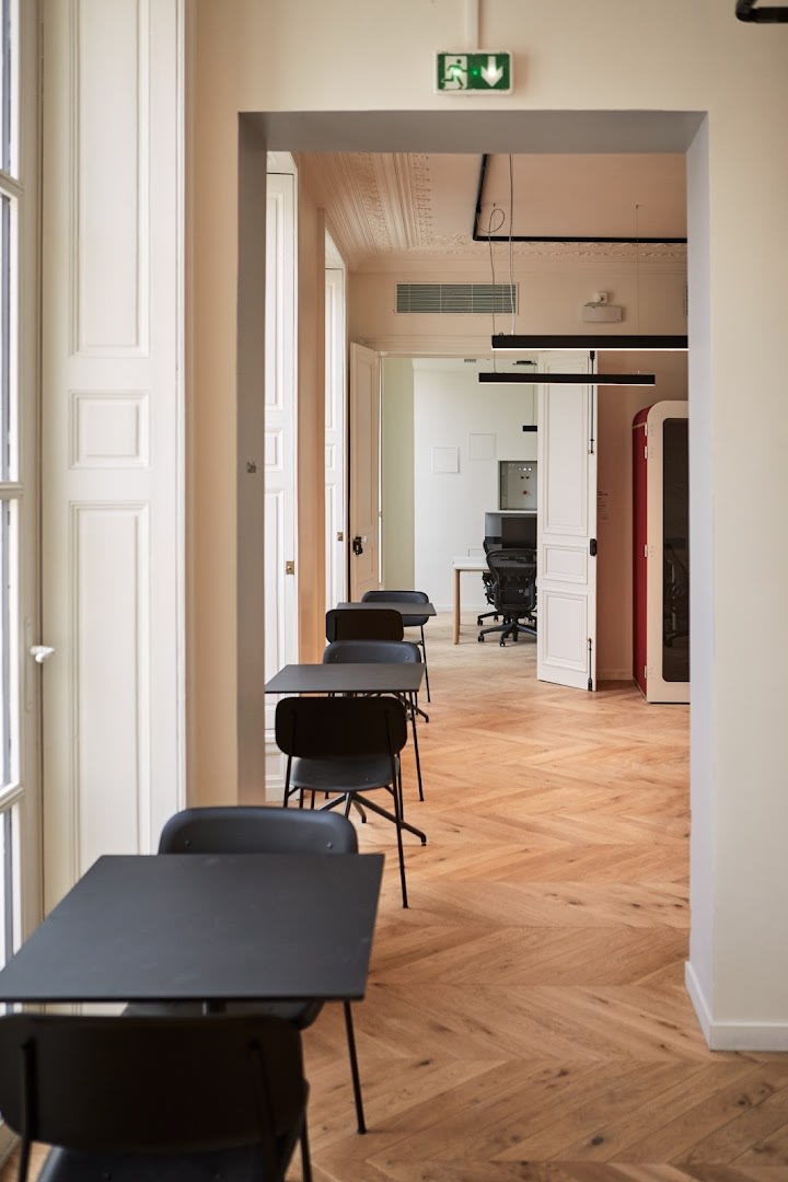 Zona de trabajo abierta en Petites Ecuries, Paris