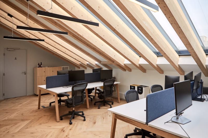 Interior del espacio de coworking en Petites Ecuries, Paris