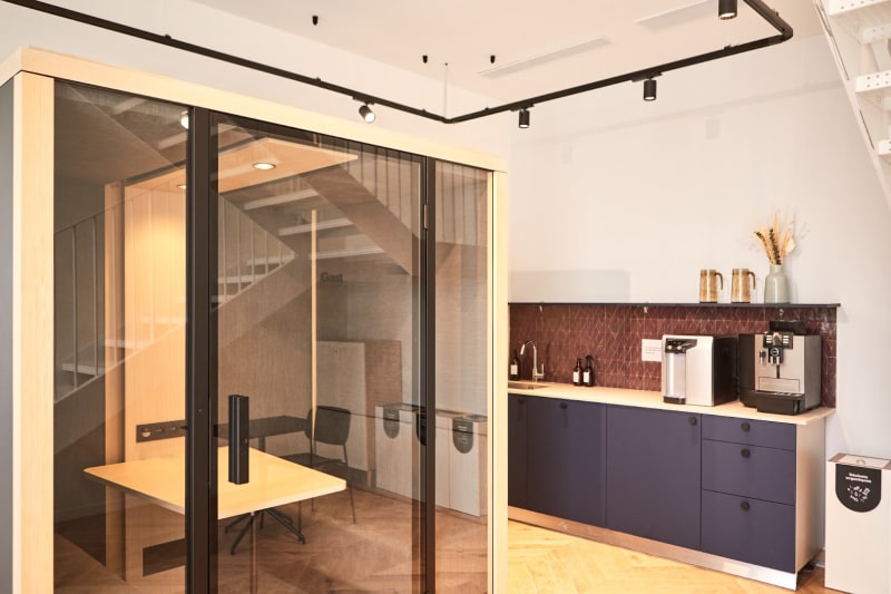 Detalle del espacio de trabajo en Petites Ecuries, Paris