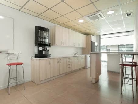 Cocina equipada para el equipo en un coworking de Teatinos, Málaga
