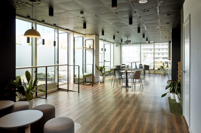 coworking with cafe sants estacio