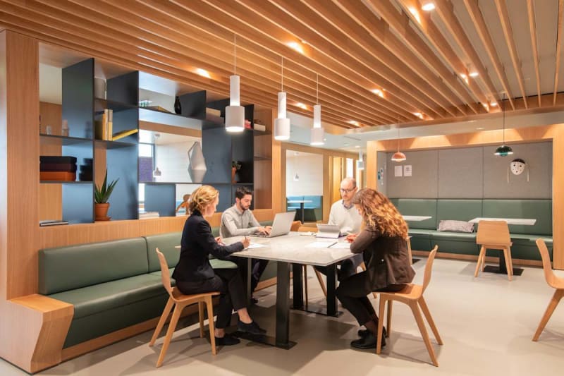 Zona de coworking luminosa en Euratlantique, Bordeaux