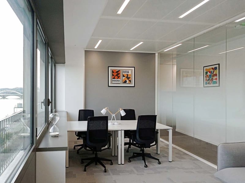 Zona de coworking luminosa en Confluence, Lyon