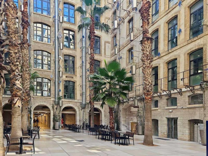 Zona de coworking luminosa en La Joliette, Marseille