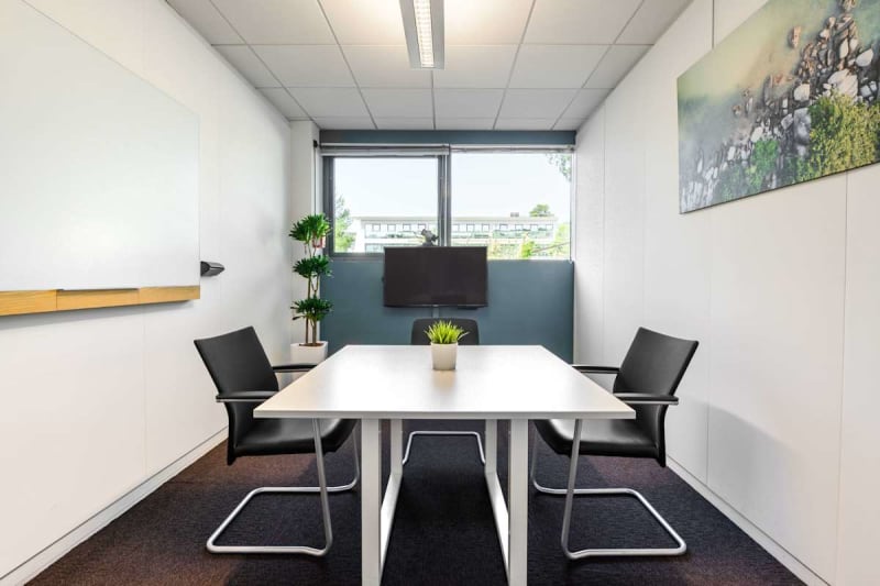 Zona de coworking luminosa en E. Space Park, Mougins