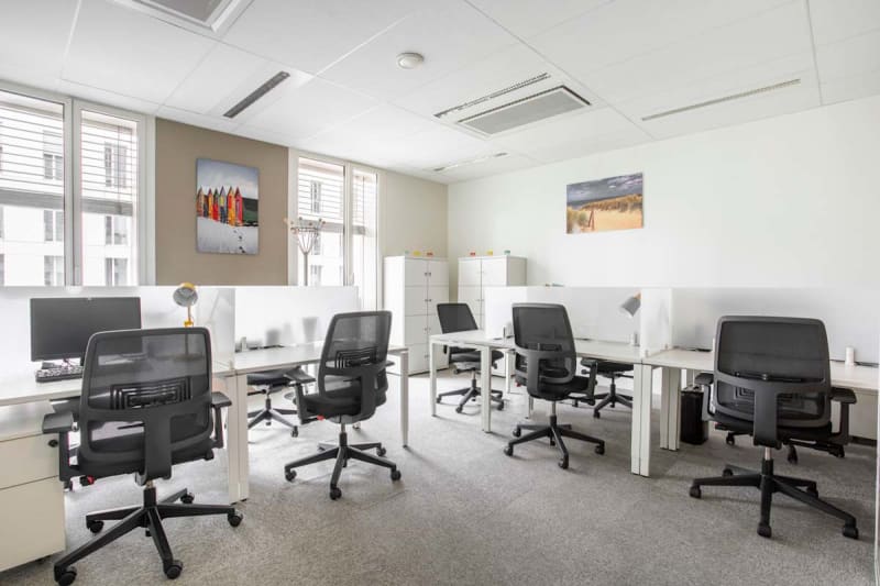 Zona de coworking luminosa en Euronantes, Nantes