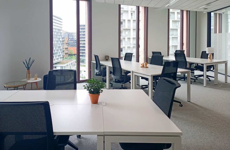 Zona de coworking luminosa en Euronantes, Nantes