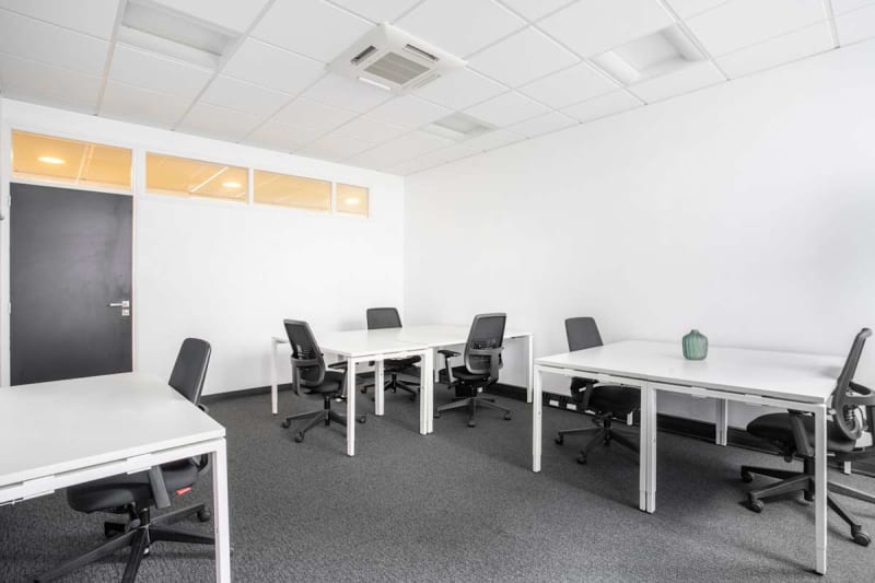 Zona de coworking luminosa en EuroRennes, Rennes