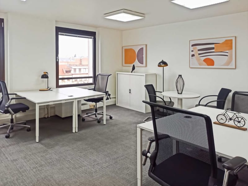 Zona de coworking luminosa en Place Kléber, Strasbourg