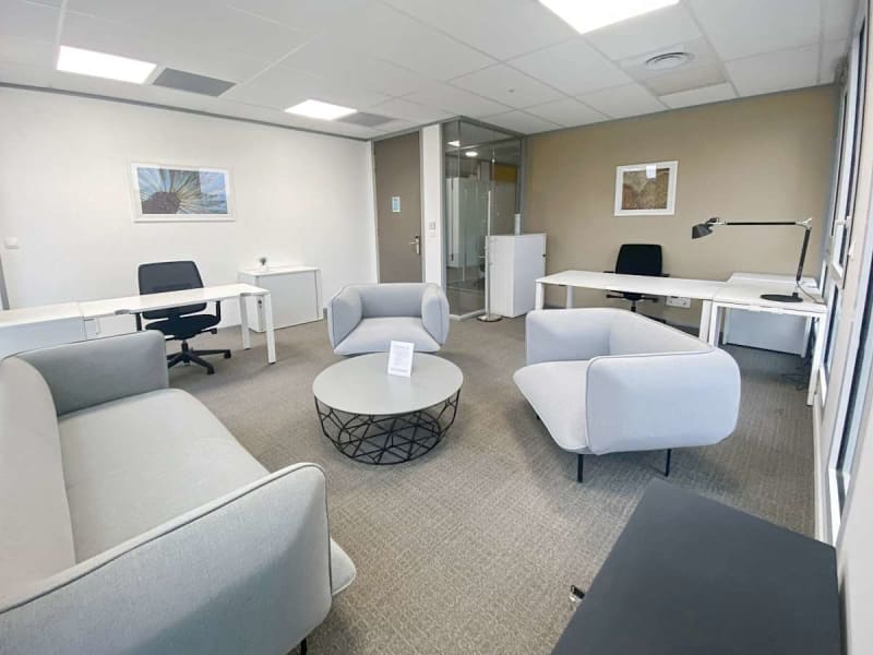 Zona de coworking luminosa en Les Prés, Villeneuve-d'Ascq