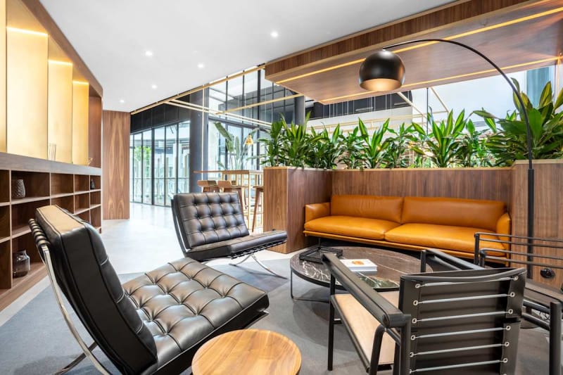 Zona lounge del espacio en Place des Grands Hommes, Bordeaux