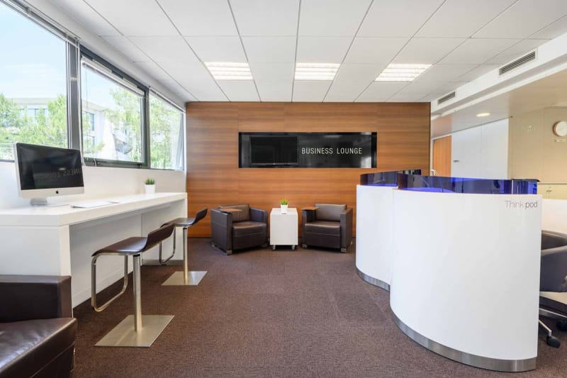 Zona lounge del espacio en E. Space Park, Mougins