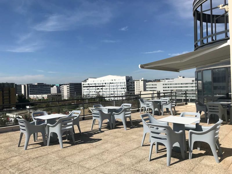 Zona de coworking luminosa en La Villette, Lyon