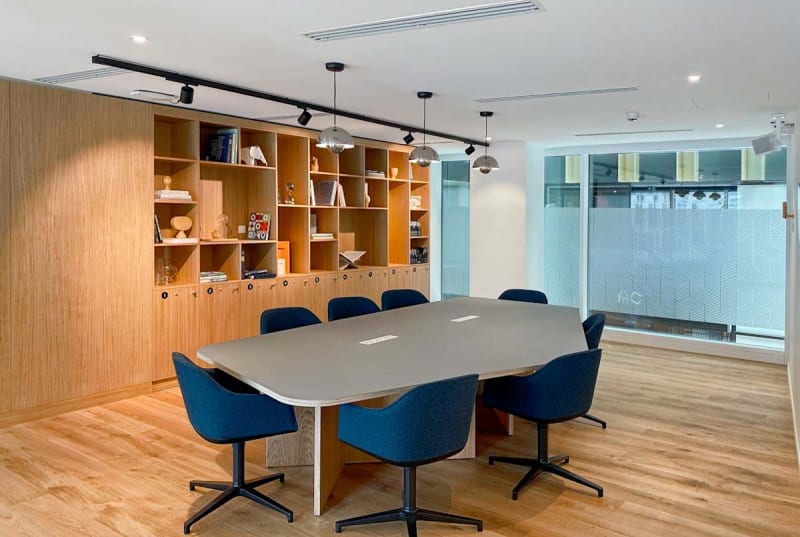Zona de coworking luminosa en Euralille, Lille