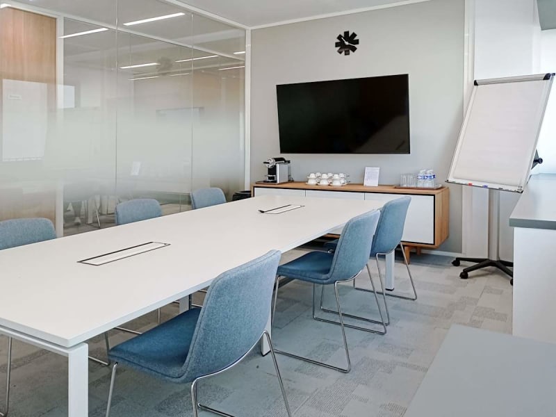 Zona de coworking luminosa en Confluence, Lyon