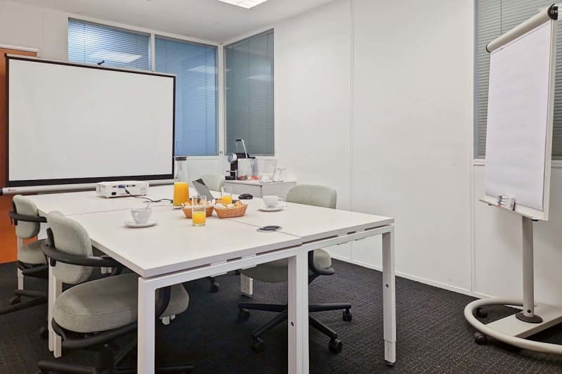 Zona de coworking luminosa en Inovallée, Meylan