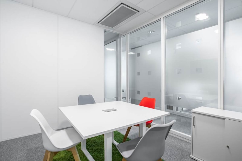 Zona de coworking luminosa en Euronantes, Nantes