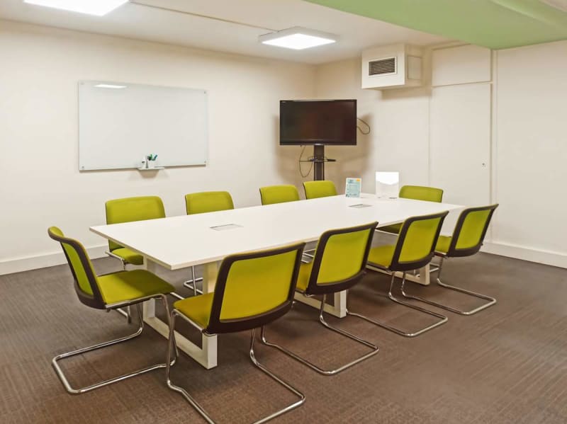 Zona de coworking luminosa en Place Kléber, Strasbourg