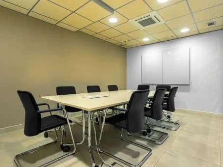 Sala de reuniones con mesa de conferencias en un coworking de Teatinos, Málaga