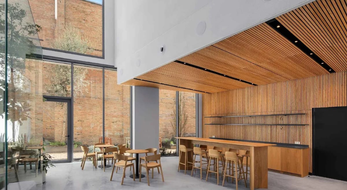 Cocina y zona común en coworking Poblenou Pere IV