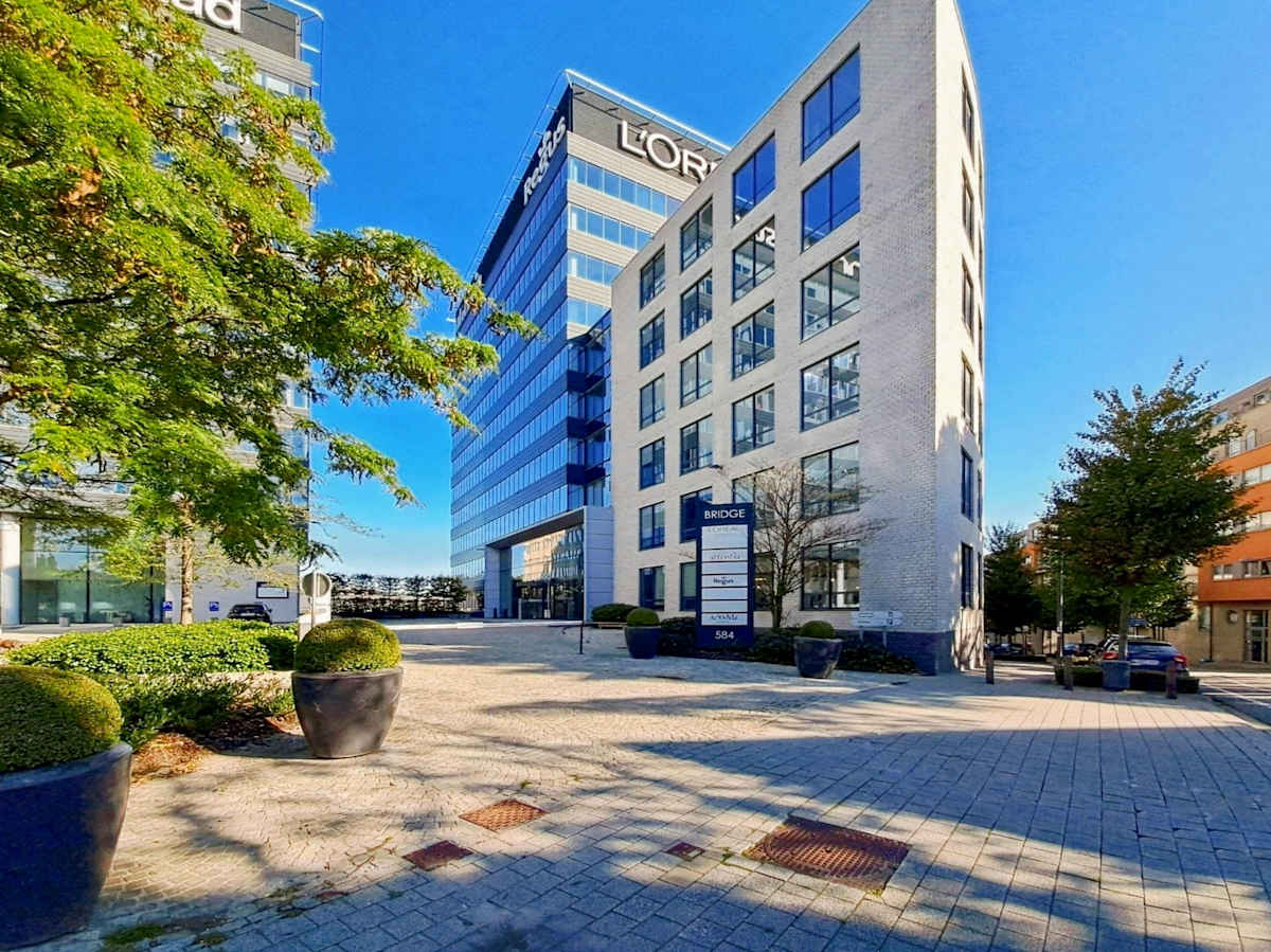 Espacio de trabajo flexible en Impressive business hub in a provincial setting