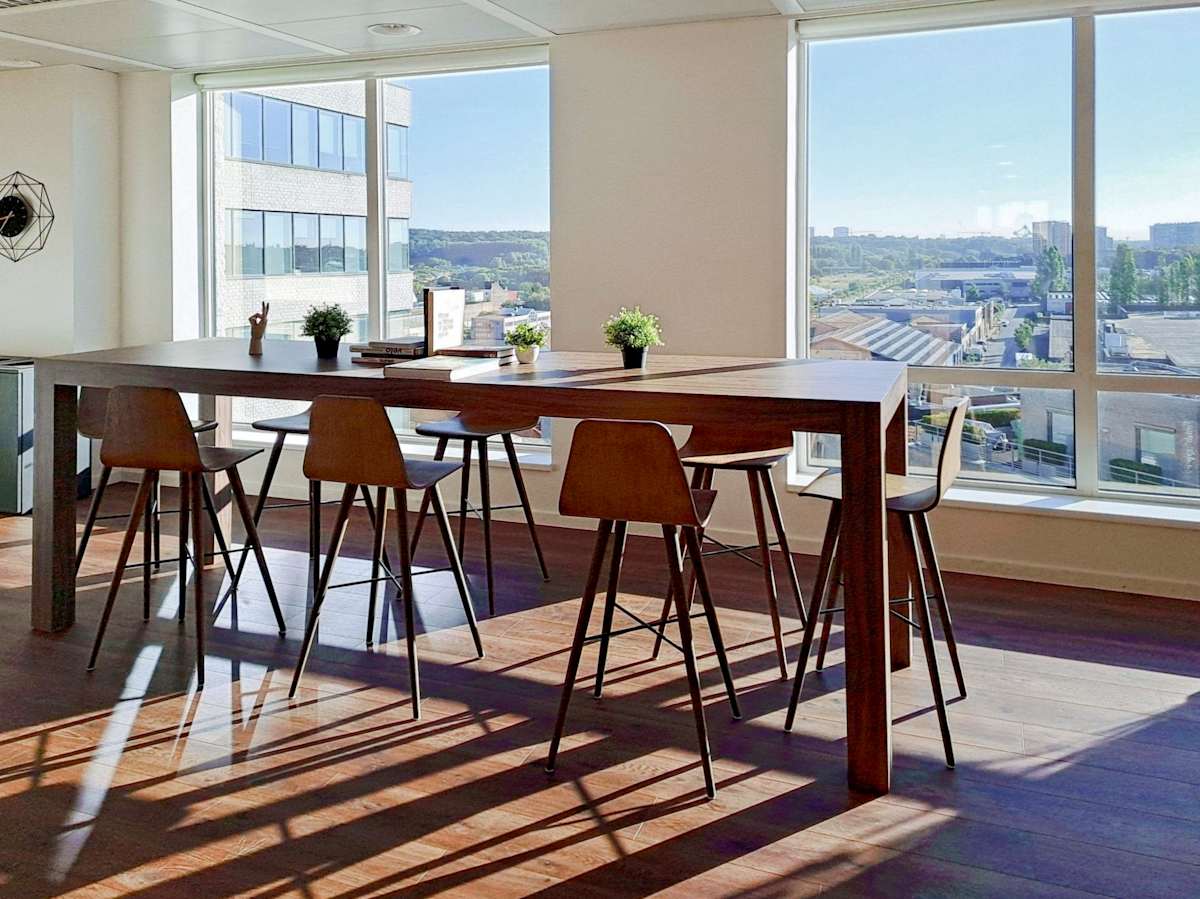 Coworking con sala de reuniones Impressive business hub in a provincial setting