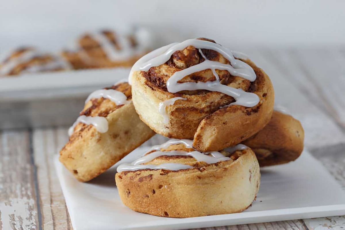 Cinnamon Roll Icing Recipe (No Cream Cheese – Smooth, Sweet & Simple)