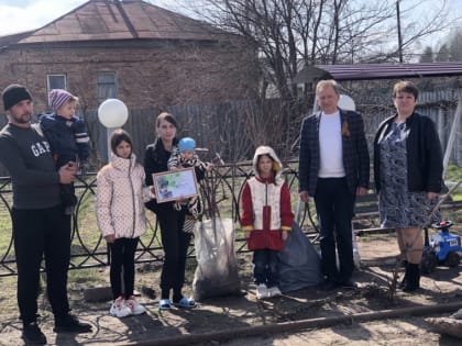 Многодетным семьям вручили саженцы