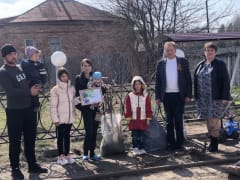 Многодетным семьям вручили саженцы