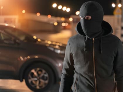 В Белгороде неизвестный украл регистрационные знаки с автомобилей, припаркованных в центре города