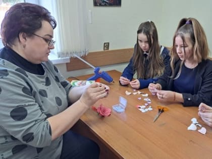 Юные жители села Сапрыкино губкинской территории посетили мастер-класс «Цветы из фоамирана»