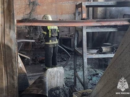 В старооскольской промзоне загорелась бытовка