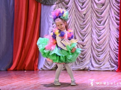 ​Юные модельеры из Белгорода сделали платья из пакетов и карандашей