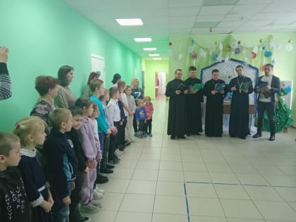 Священнослужители посетили Хуторскую школу и поздравили учащихся с праздником Рождества Христова
