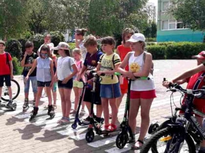 В Белгородской области всеобучи дорожной безопасности объединили водителей двухколесных средств передвижения на площадке школьных лагерей