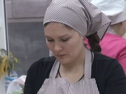 Активистки из НКО «Многодетные семьи Белогорья» испекли масленичные блины для военнослужащих в госпитале